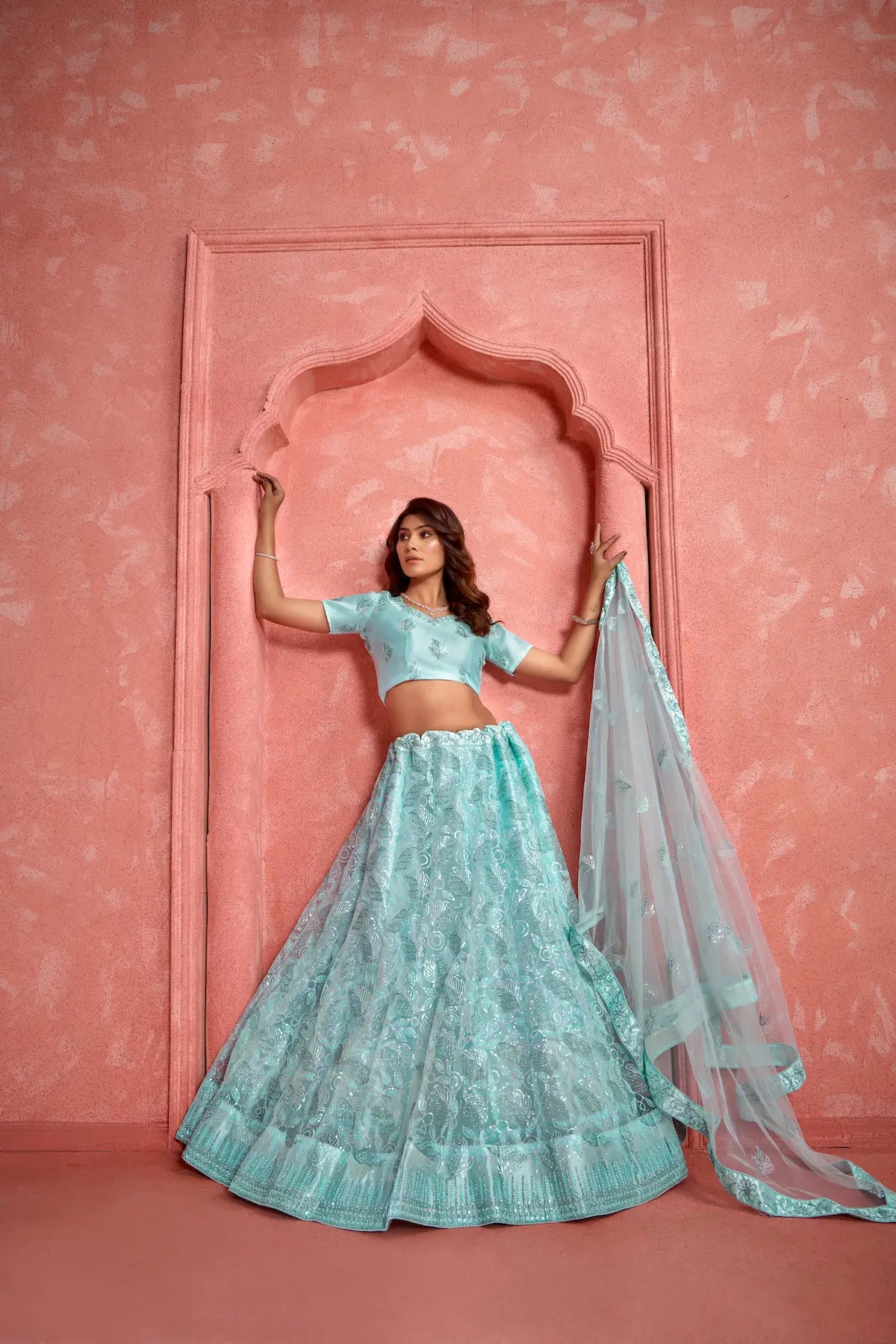 Himmelblaues Netz-Lehenga-Choli mit Fadenstickerei und Pailletten – Ein schillerndes traditionelles Outfit für Ihre Feierlichkeiten