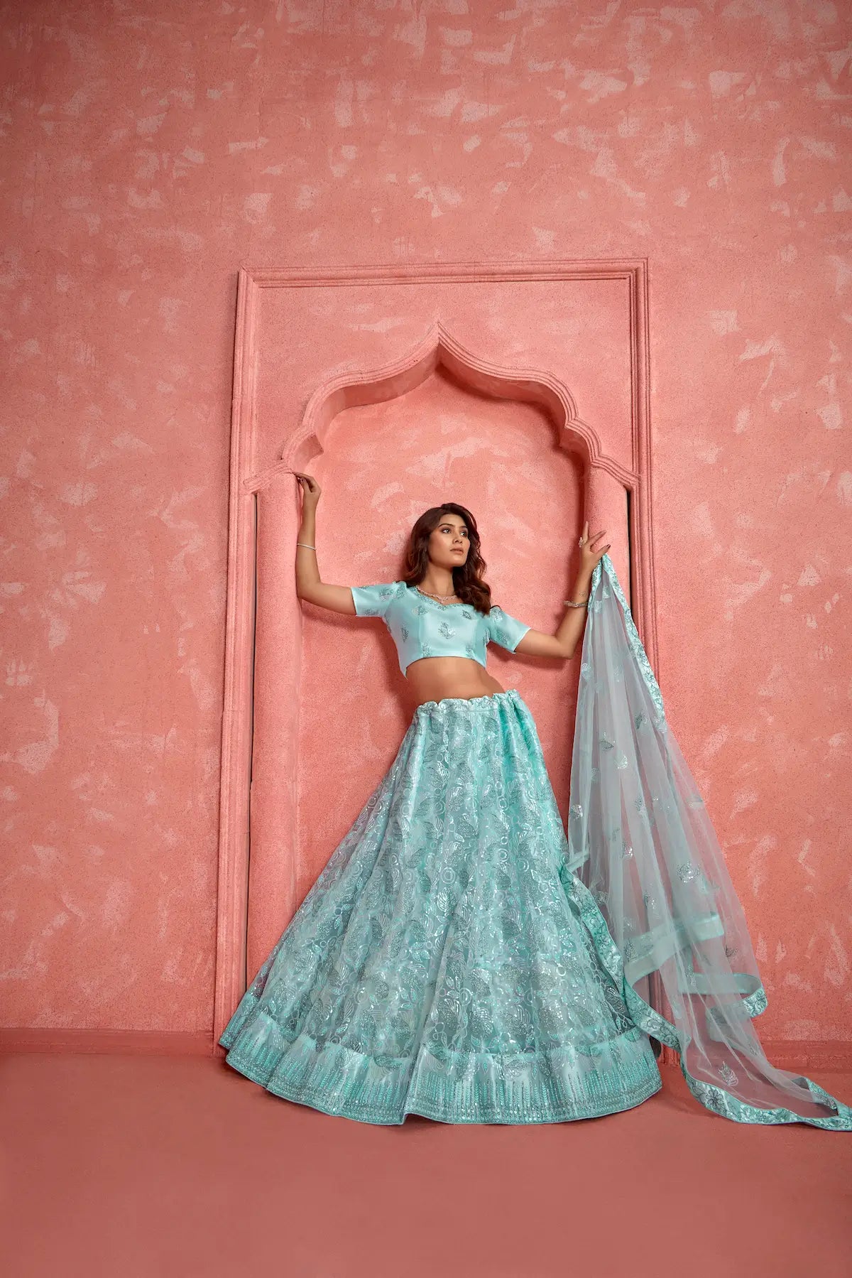 Himmelblaues Netz-Lehenga-Choli mit Fadenstickerei und Pailletten – Ein schillerndes traditionelles Outfit für Ihre Feierlichkeiten