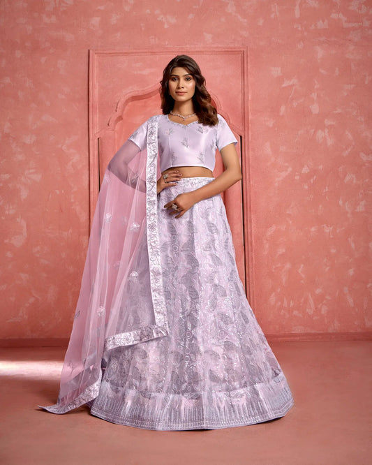 Lehenga Choli Lavande en Tissu Filet avec Broderies au Fil et Sequins