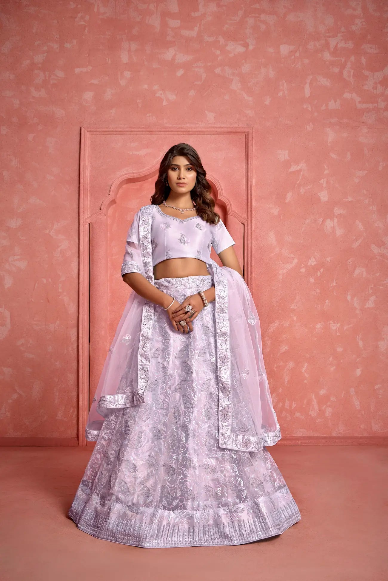 Lehenga Choli Lavande en Tissu Filet avec Broderies au Fil et Sequins