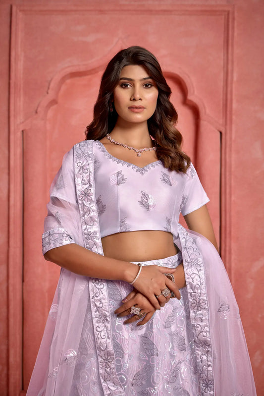Lehenga Choli Lavande en Tissu Filet avec Broderies au Fil et Sequins