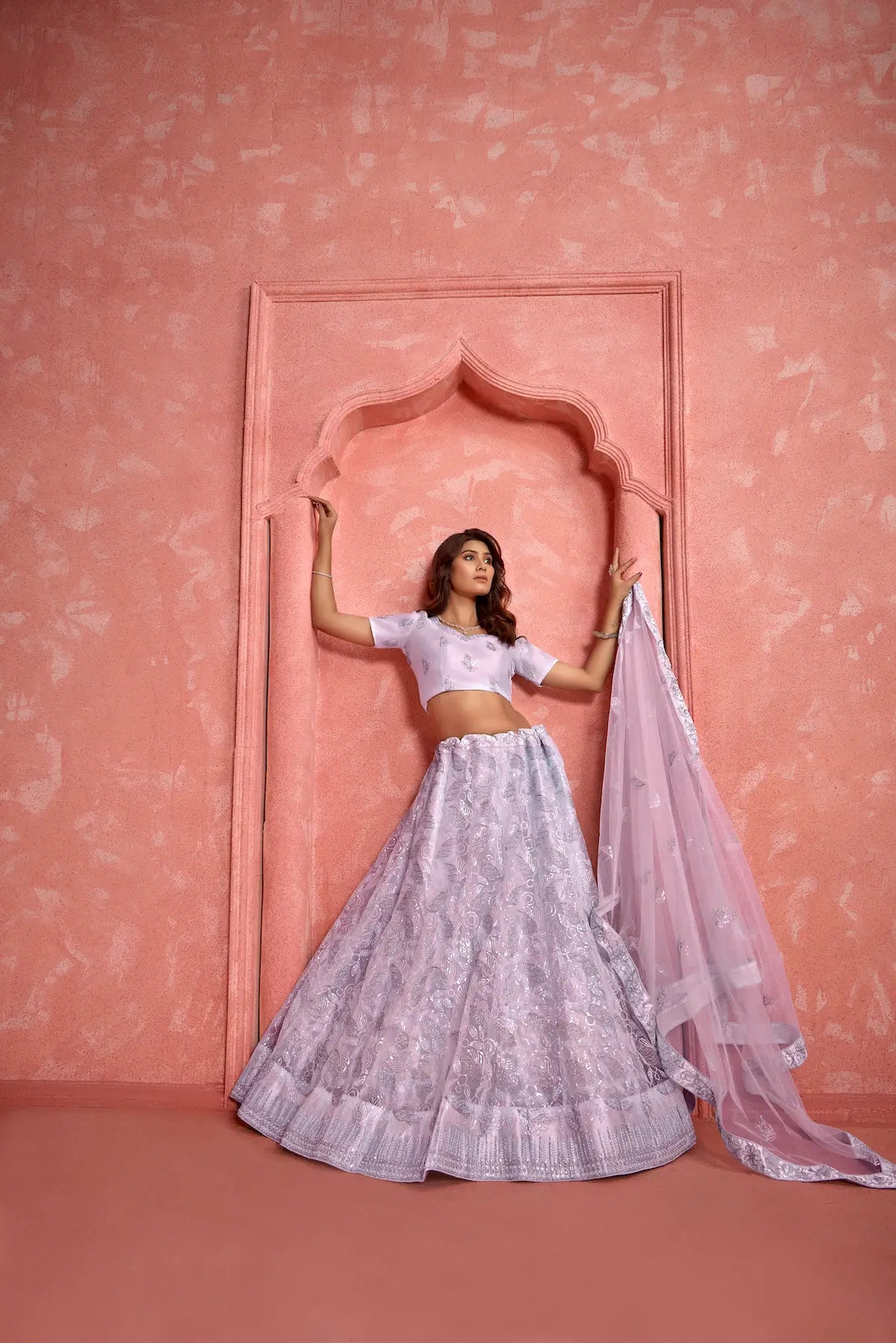 Lehenga Choli Lavande en Tissu Filet avec Broderies au Fil et Sequins