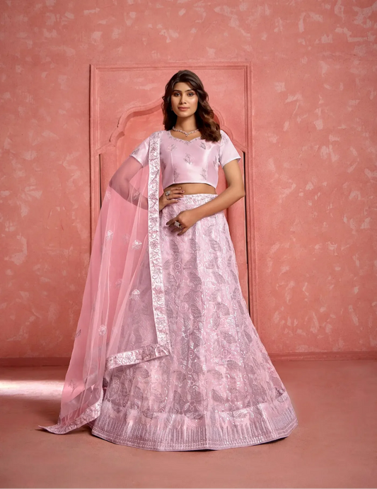 Lehenga Choli Rose Pâle en Tissu Filet avec Broderies au Fil et Sequins – Une élégance délicate pour sublimer vos occasions festives
