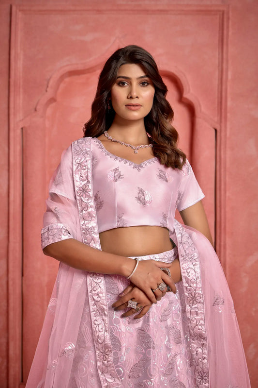 Lehenga Choli Rose Pâle en Tissu Filet avec Broderies au Fil et Sequins – Une élégance délicate pour sublimer vos occasions festives
