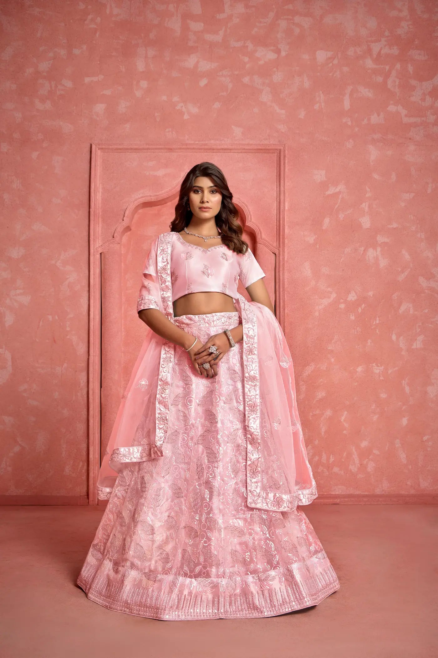 Lehenga Choli Pêche en Tissu Filet avec Broderies au Fil et Sequins