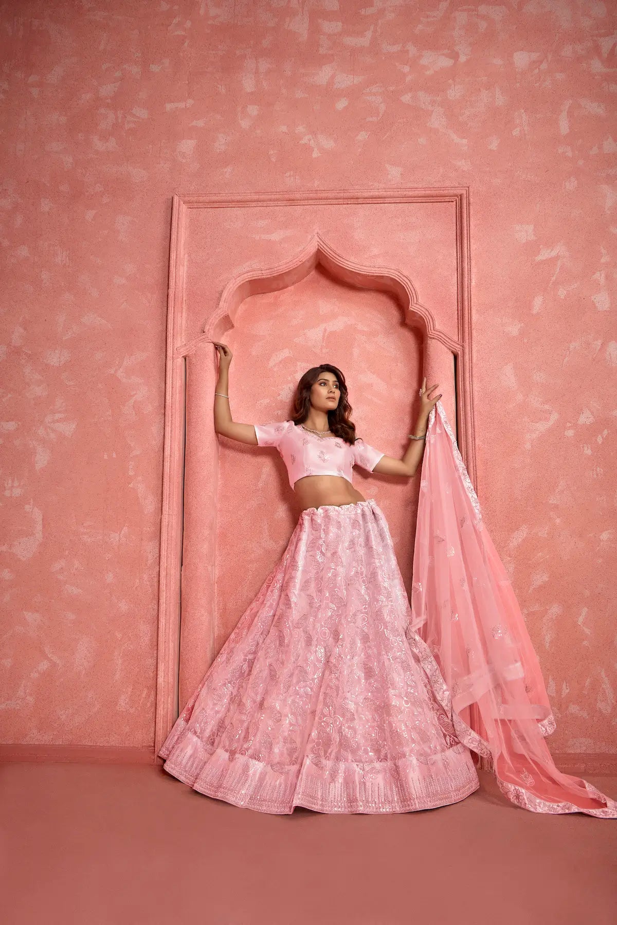 Lehenga Choli Pêche en Tissu Filet avec Broderies au Fil et Sequins