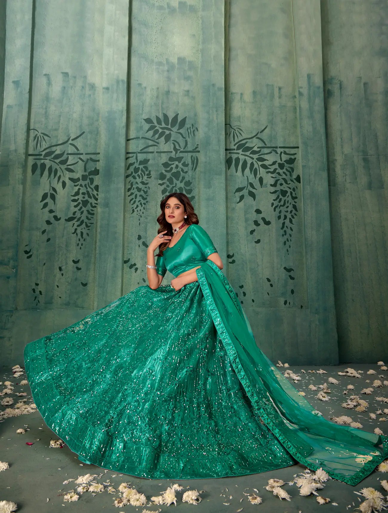 Lehenga Choli en filet vert persan avec broderie au fil et sequins