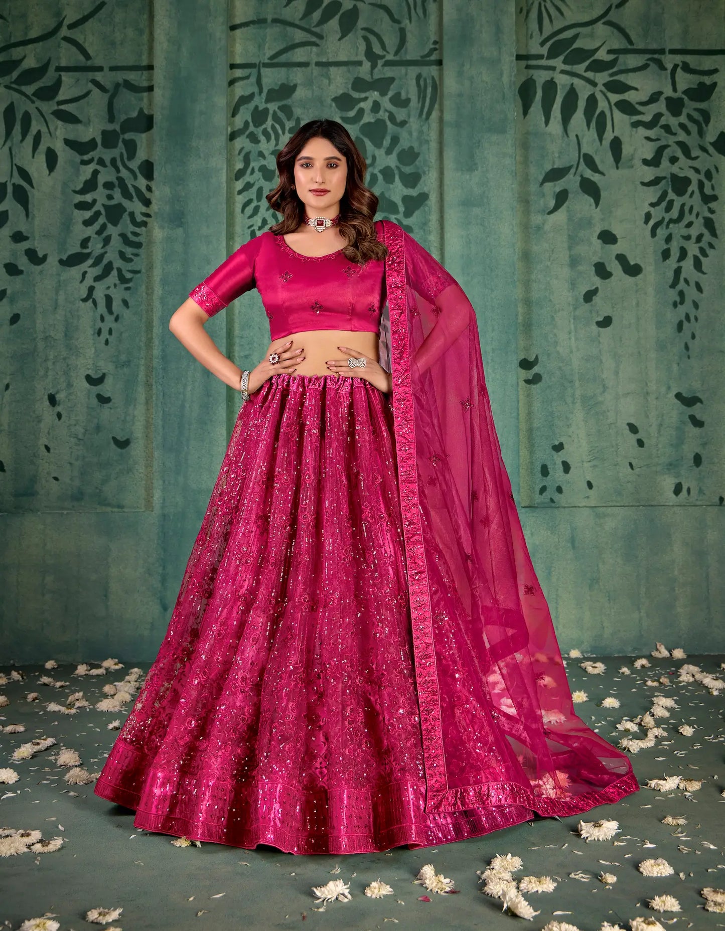Lehenga Choli en filet magenta rose avec broderie au fil et sequins