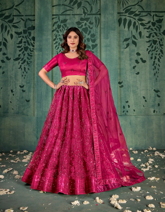 Lehenga Choli en filet magenta rose avec broderie au fil et sequins