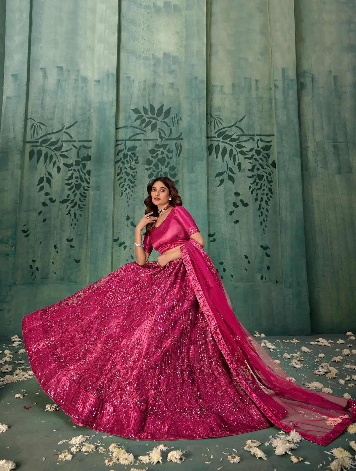 Lehenga Choli en filet magenta rose avec broderie au fil et sequins