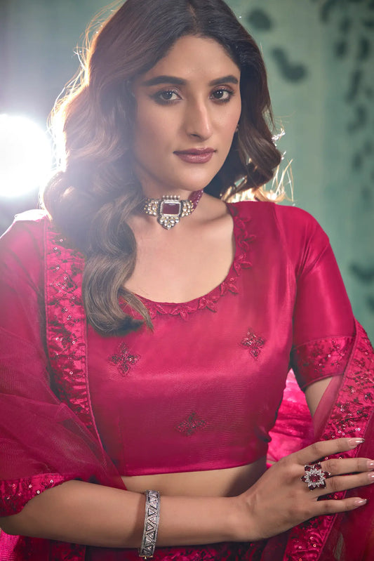 Lehenga Choli en filet magenta rose avec broderie au fil et sequins