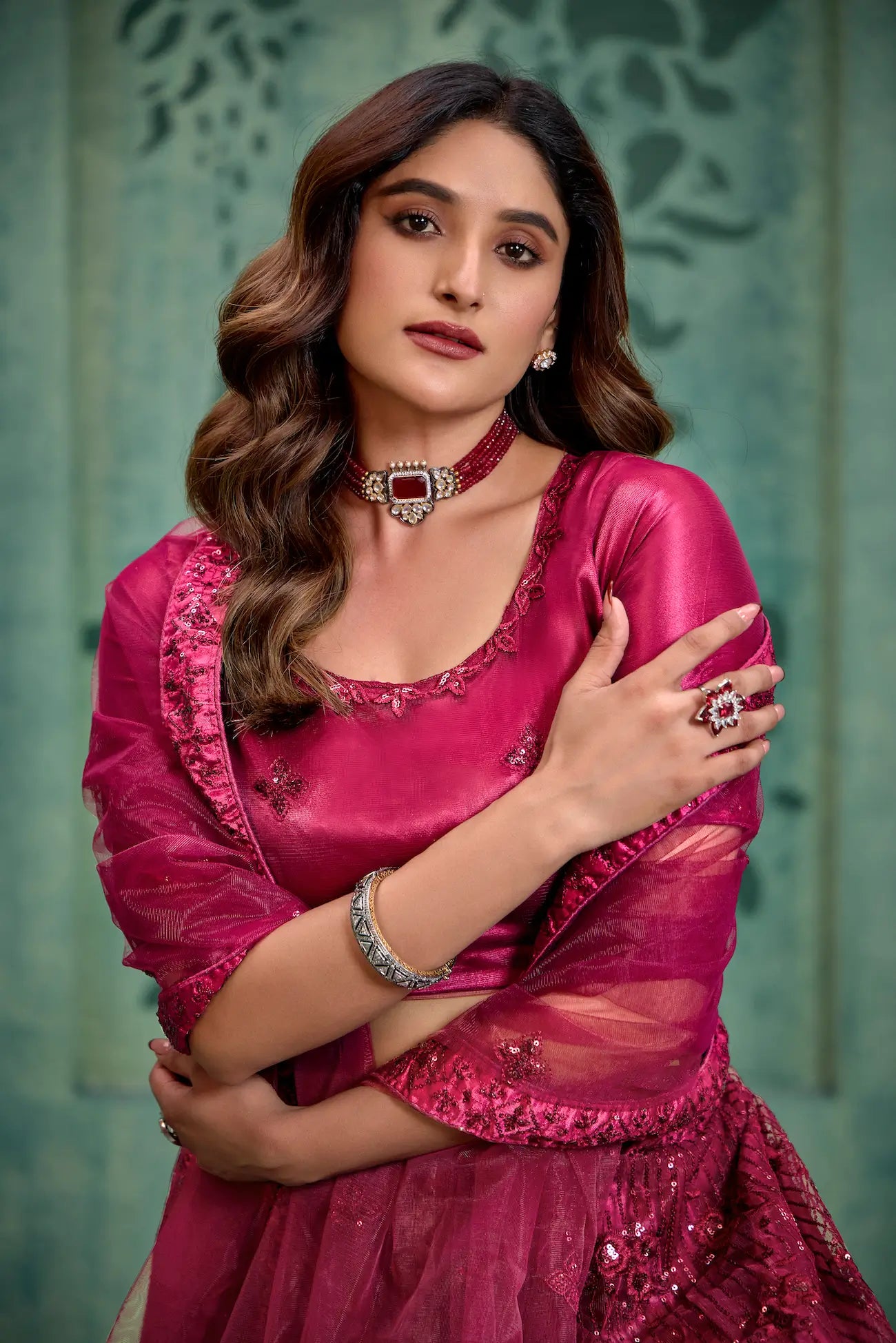Lehenga Choli en filet magenta rose avec broderie au fil et sequins