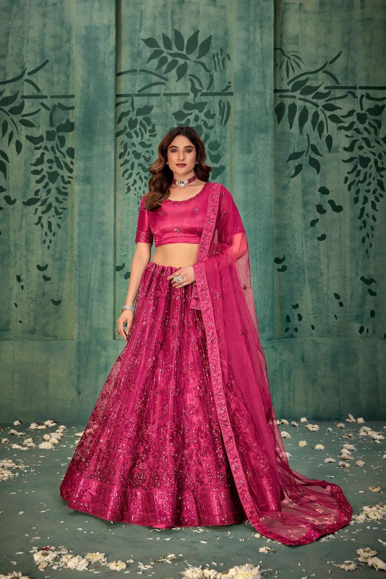 Lehenga Choli en filet magenta rose avec broderie au fil et sequins