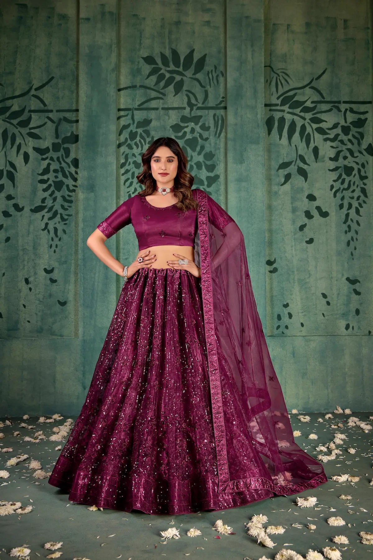 Lehenga Choli en filet couleur violet vin avec broderie au fil et sequins