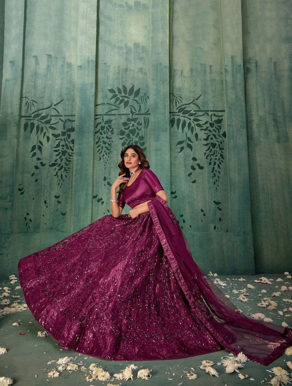 Lehenga Choli en filet couleur violet vin avec broderie au fil et sequins