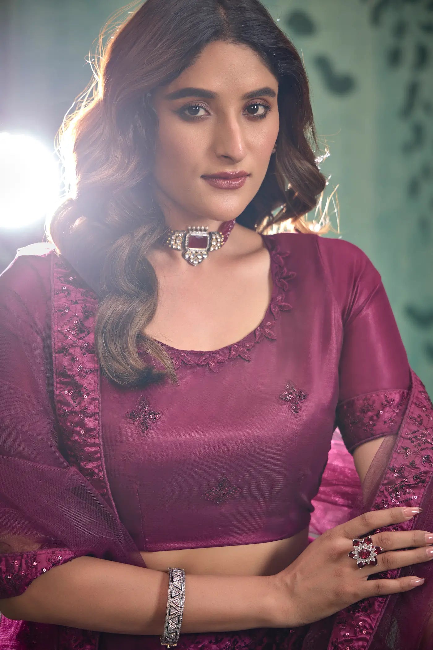 Lehenga Choli en filet couleur violet vin avec broderie au fil et sequins