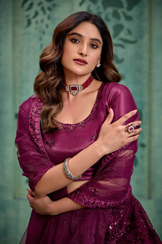 Lehenga Choli en filet couleur violet vin avec broderie au fil et sequins