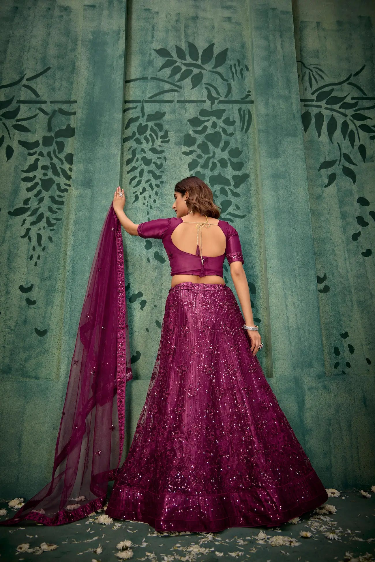 Lehenga Choli en filet couleur violet vin avec broderie au fil et sequins
