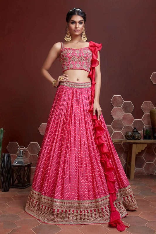 Lehenga rose pâle avec imprimé numérique et broderie lourde, ornée de cristaux Swarovski