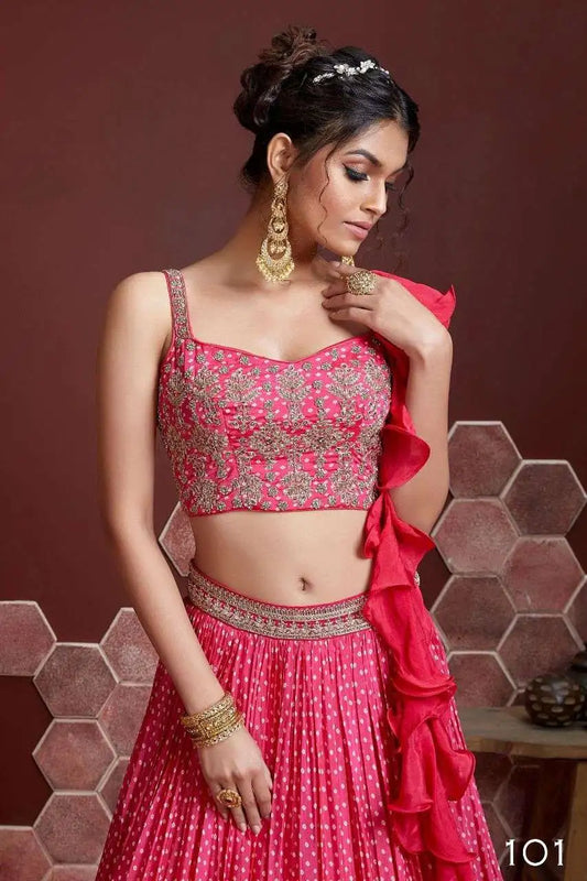 Lehenga rose pâle avec imprimé numérique et broderie lourde, ornée de cristaux Swarovski