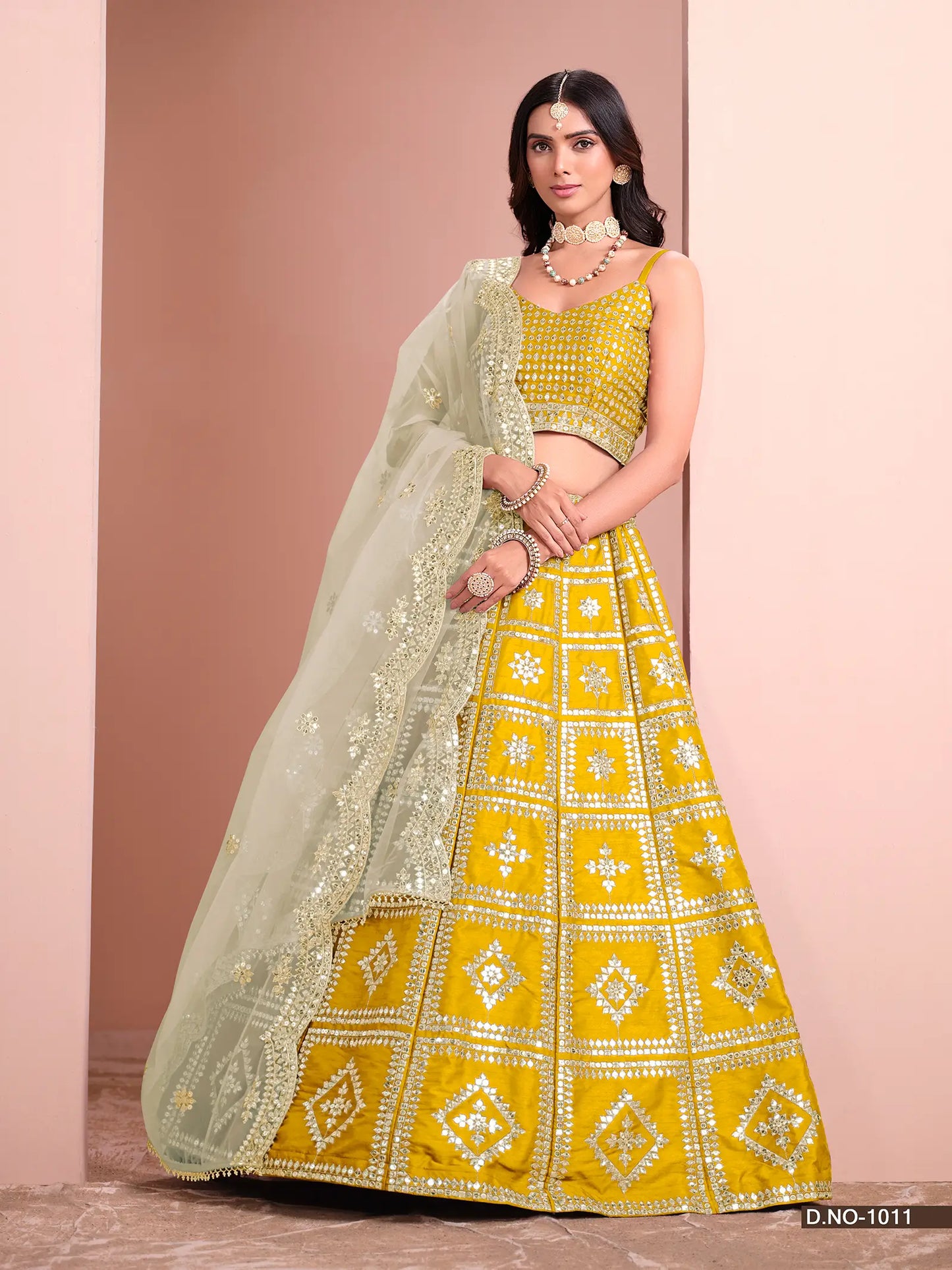 Lehenga Choli Jaune en Soie Artificielle avec Broderies au Fil et Paillettes