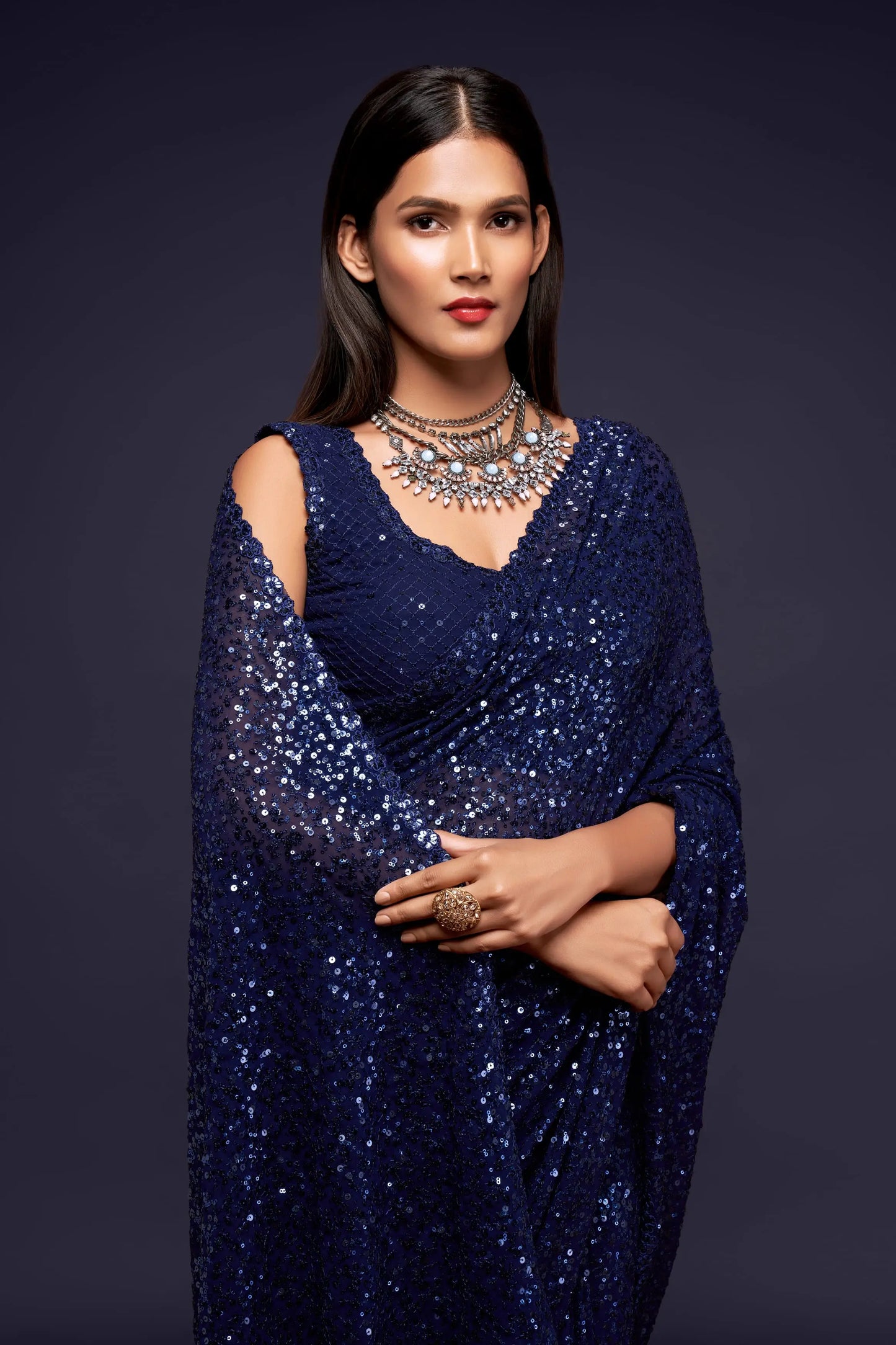 Marineblauer Georgette-Sari mit Fadenstickerei und mehreren Pailletten NAYA COLLECTION