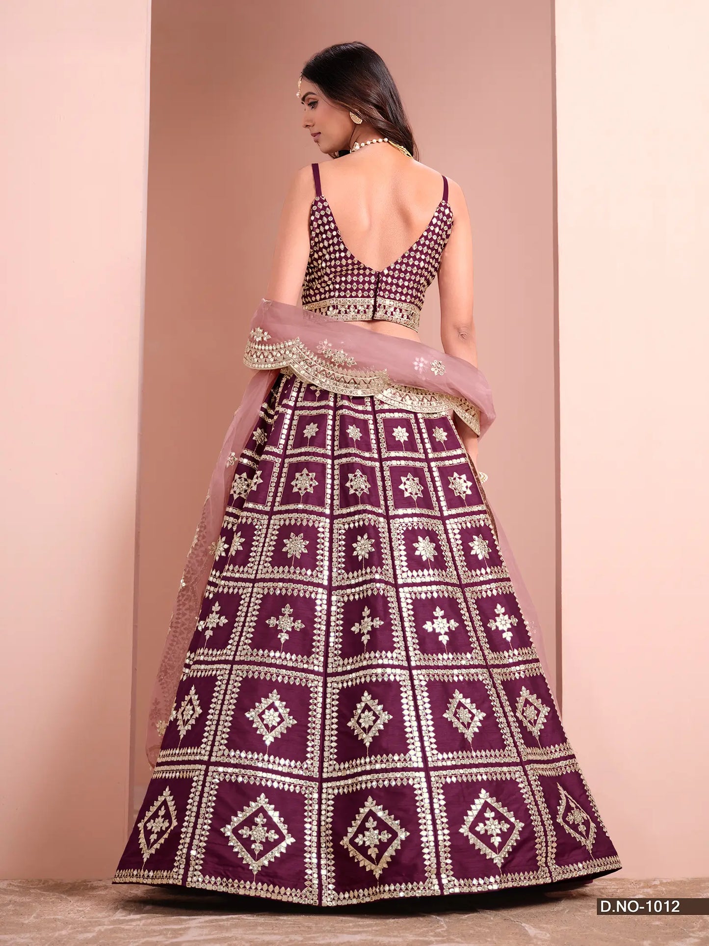 Lehenga Choli en Soie Artificielle Violet foncé avec Broderies au Fil et Sequins
