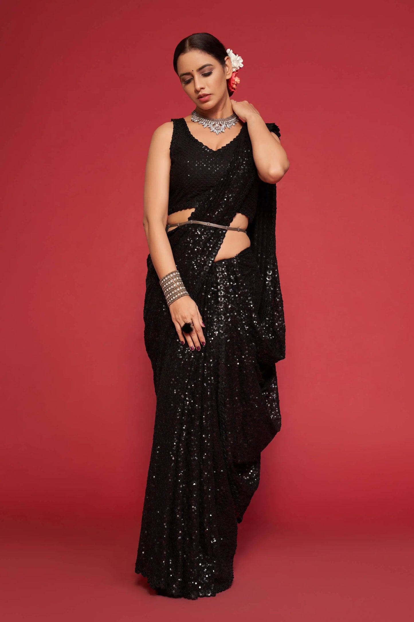 Sari noir intense en georgette avec broderie au fil et multiples sequins