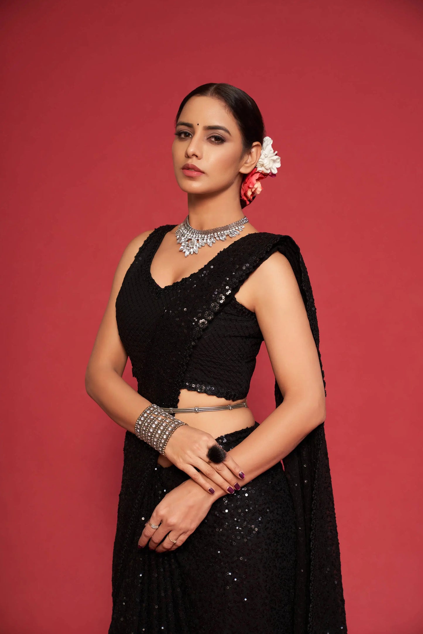 Sari noir intense en georgette avec broderie au fil et multiples sequins