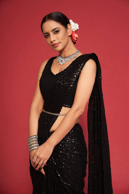 Sari noir intense en georgette avec broderie au fil et multiples sequins