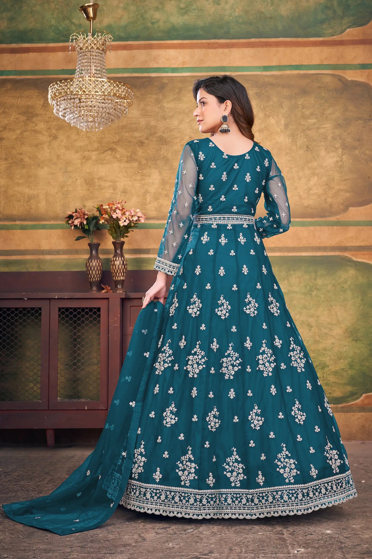 Robe bleu sarcelle en tissu net avec broderie en zari et au fil