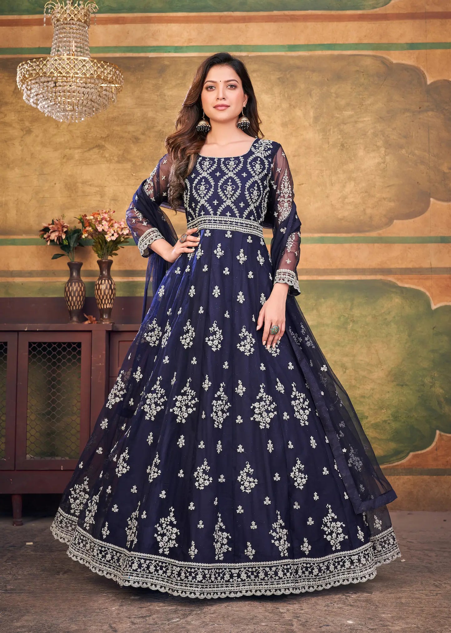 Robe bleu marine en tissu net avec broderie en zari et au fil