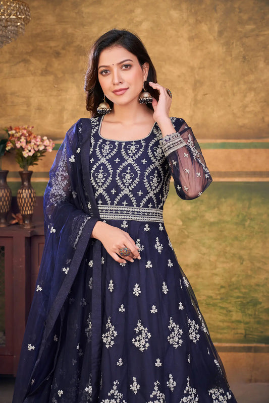 Robe bleu marine en tissu net avec broderie en zari et au fil