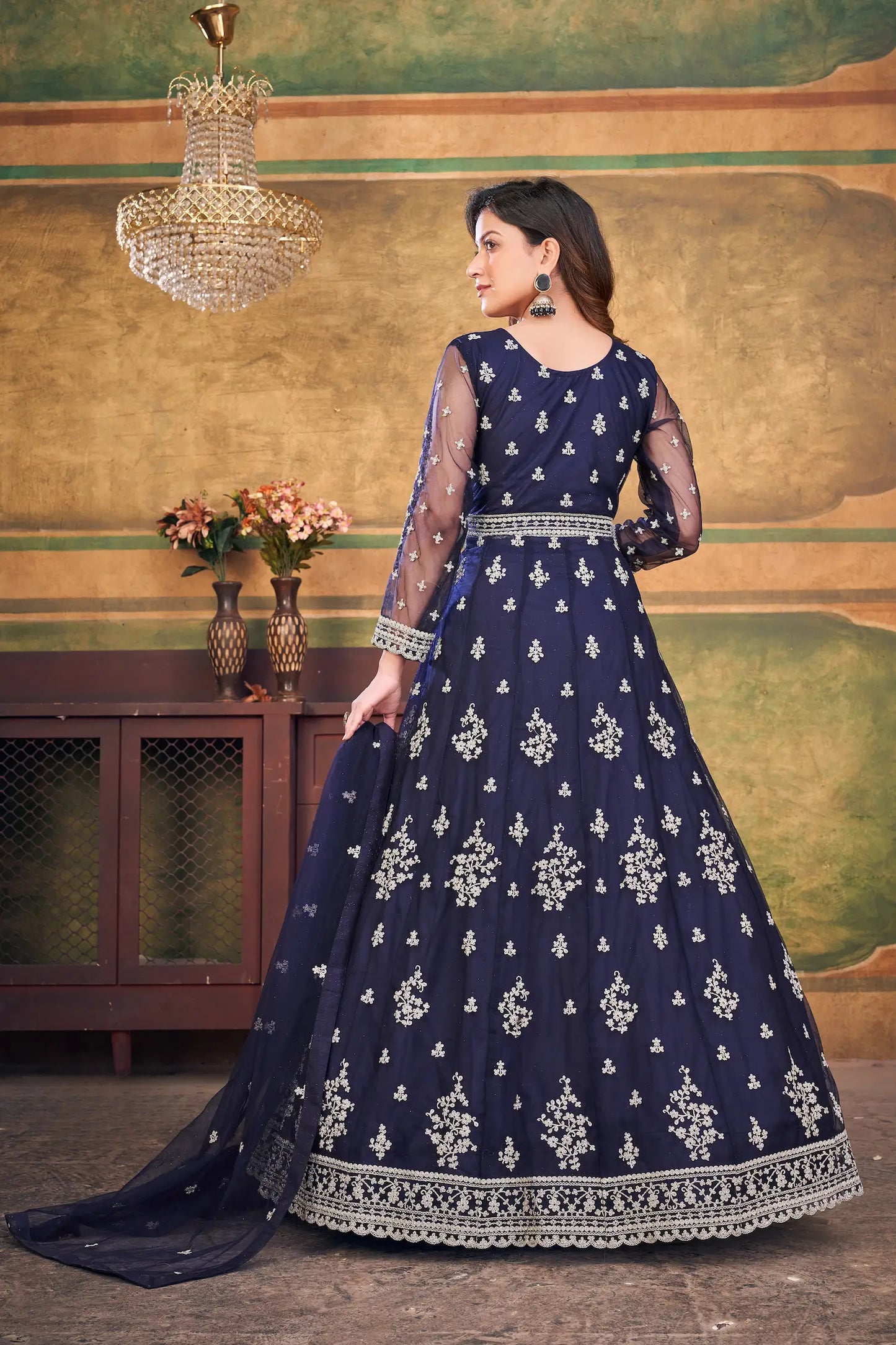Robe bleu marine en tissu net avec broderie en zari et au fil
