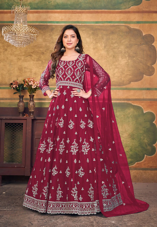 Robe rouge en tissu net avec broderie en zari et au fil