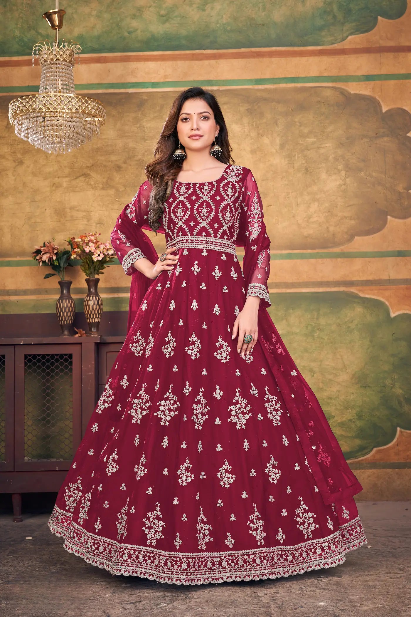 Robe rouge en tissu net avec broderie en zari et au fil