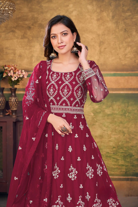 Robe rouge en tissu net avec broderie en zari et au fil