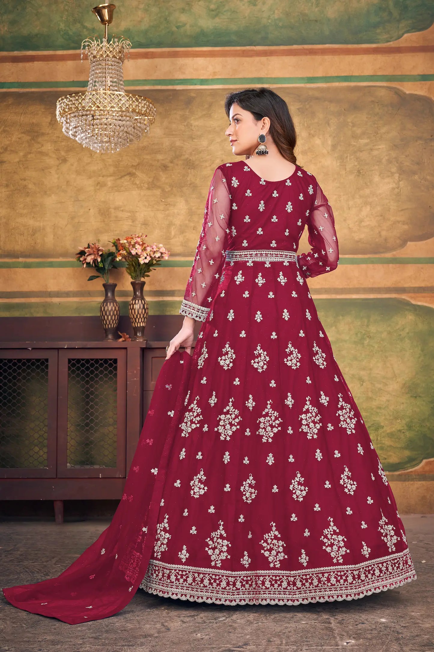 Robe rouge en tissu net avec broderie en zari et au fil