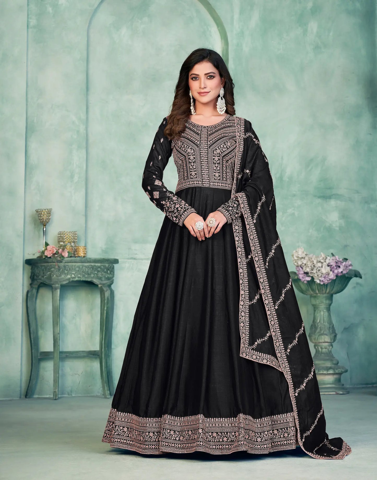 Robe noire en soie artificielle avec broderie en zari et au fil