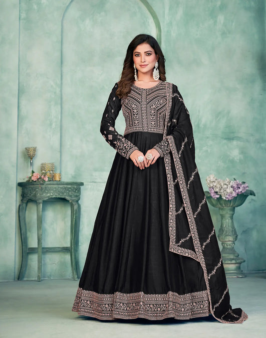 Robe noire en soie artificielle avec broderie en zari et au fil