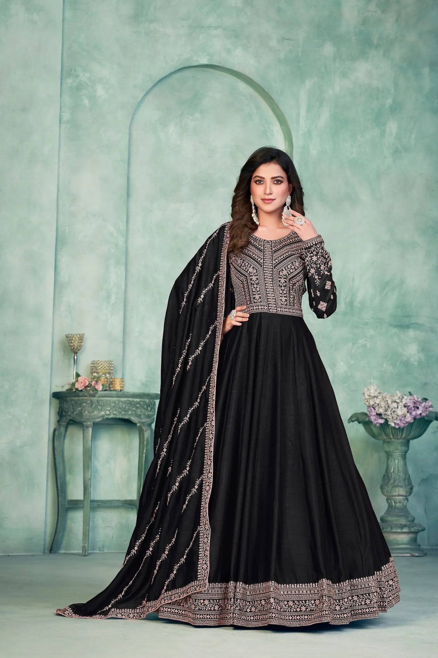 Robe noire en soie artificielle avec broderie en zari et au fil