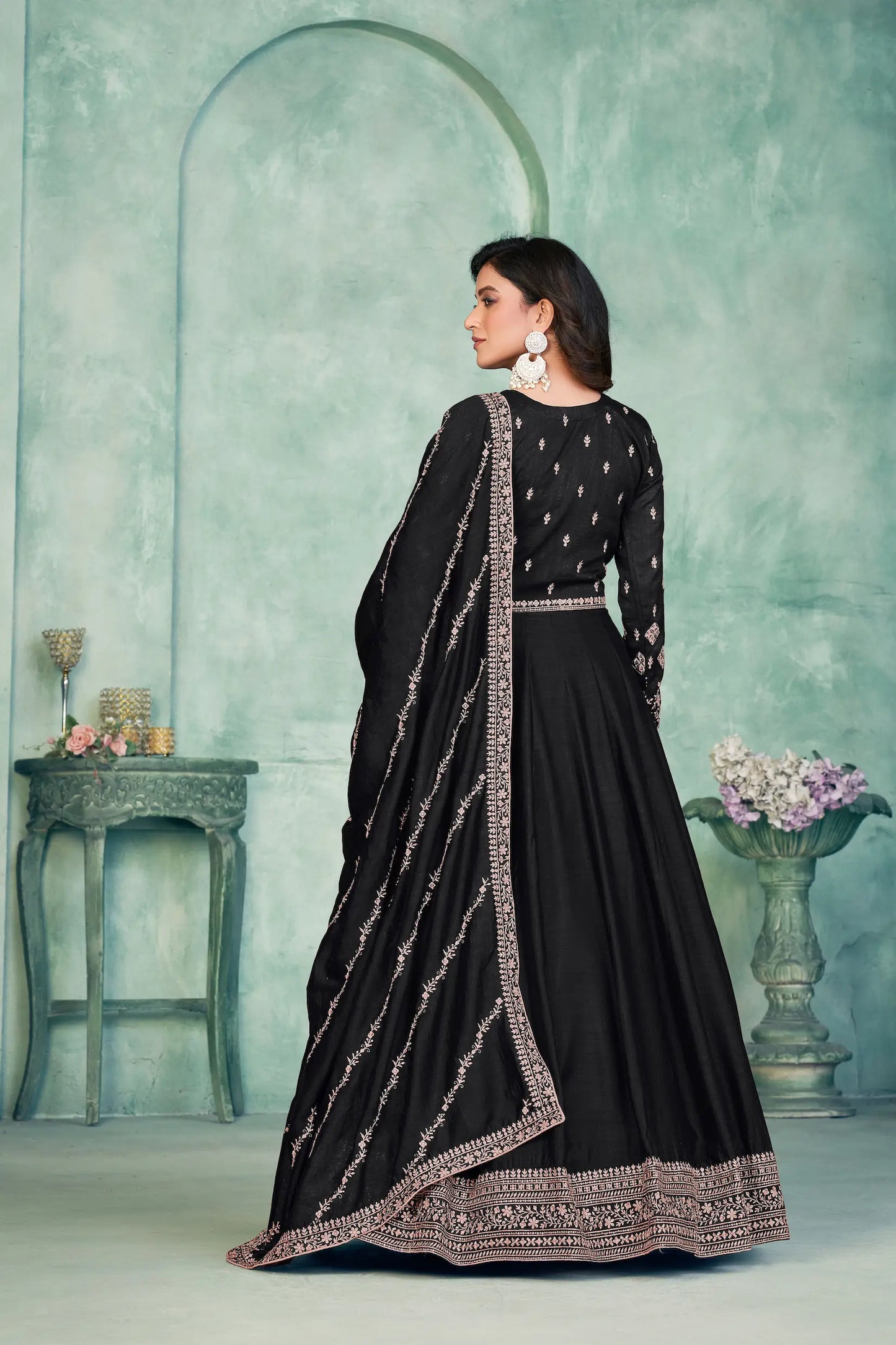 Robe noire en soie artificielle avec broderie en zari et au fil