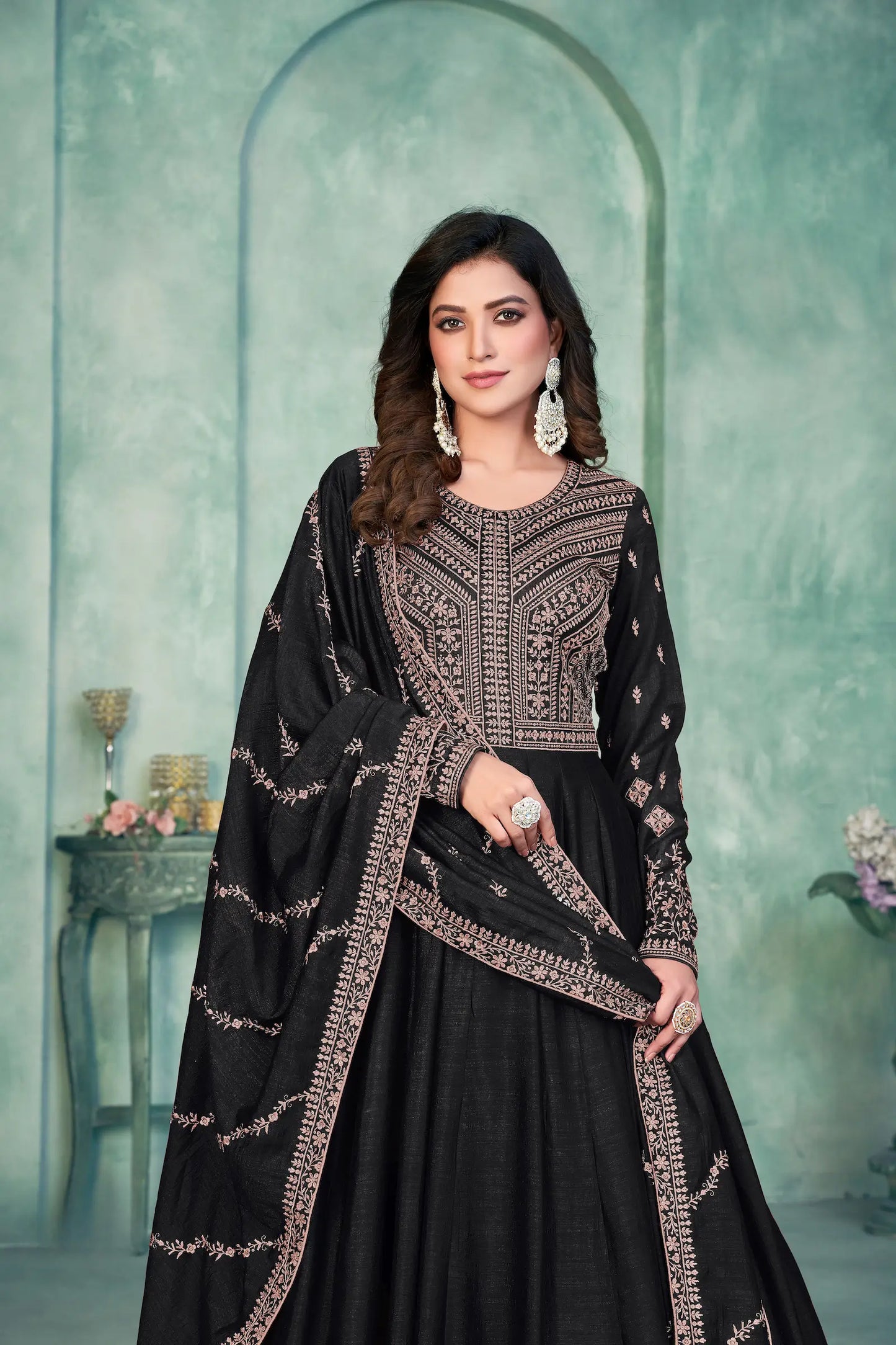 Robe noire en soie artificielle avec broderie en zari et au fil