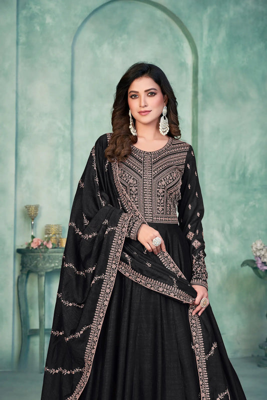 Robe noire en soie artificielle avec broderie en zari et au fil