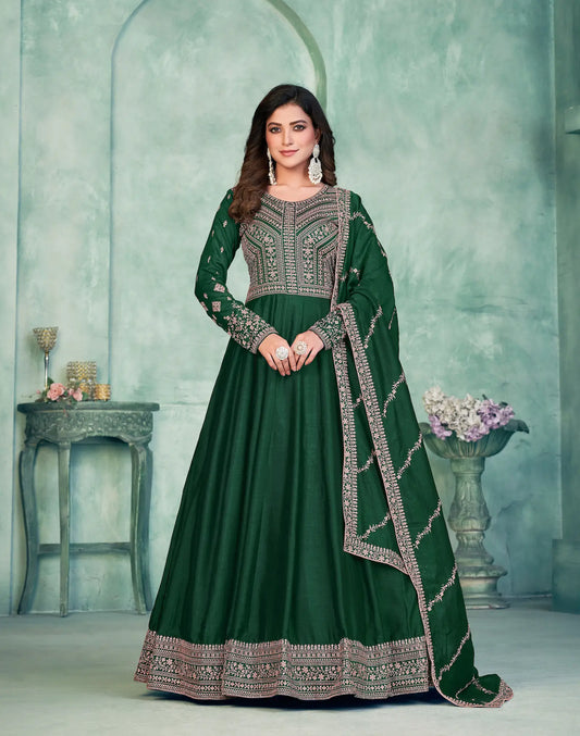 Robe verte en soie artificielle avec broderie en zari et au fil