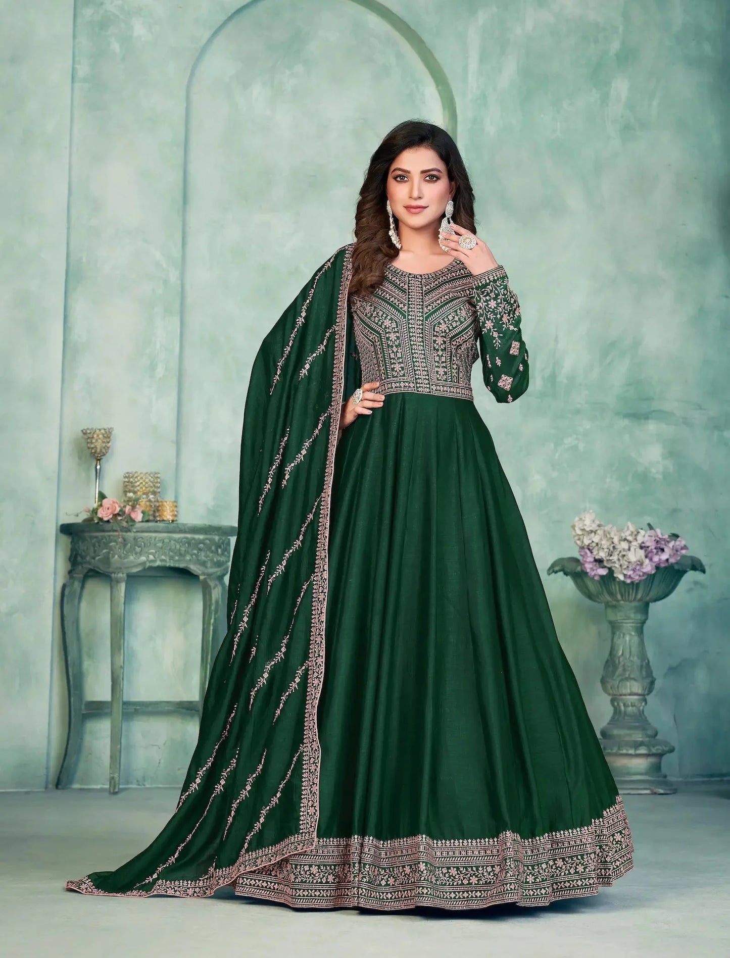 Robe verte en soie artificielle avec broderie en zari et au fil