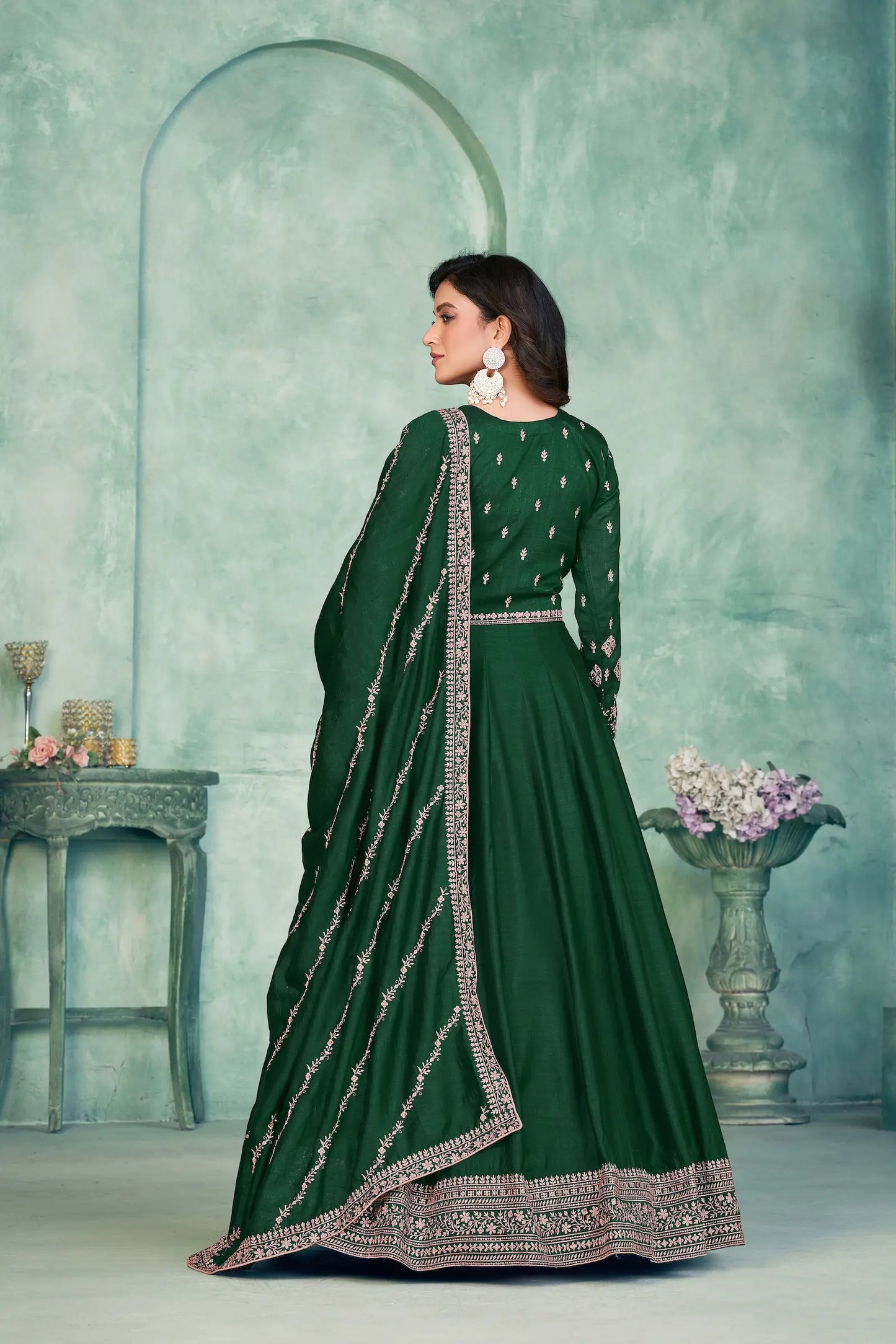Robe verte en soie artificielle avec broderie en zari et au fil