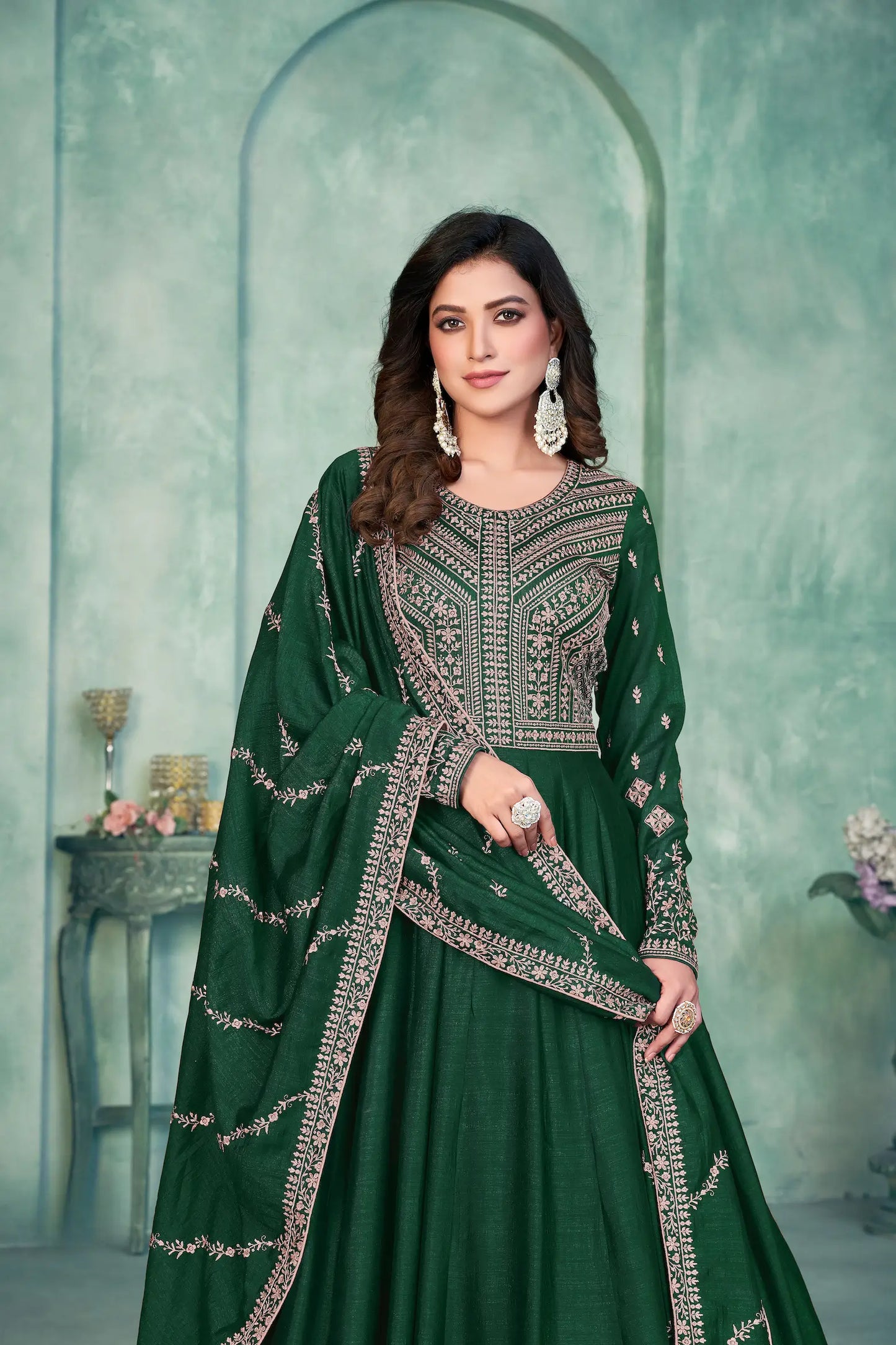 Robe verte en soie artificielle avec broderie en zari et au fil