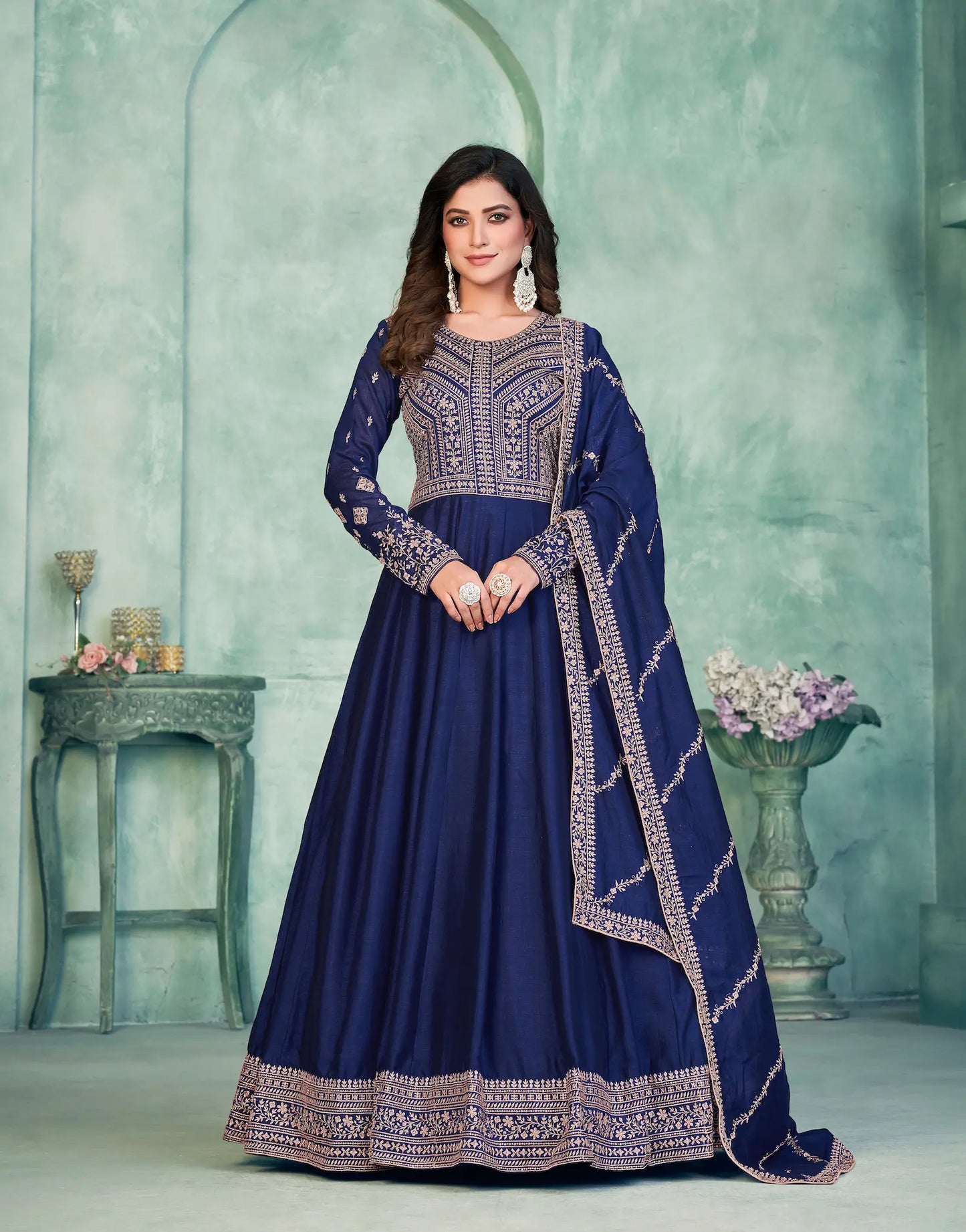 Robe bleue en soie artificielle avec broderie en zari et au fil