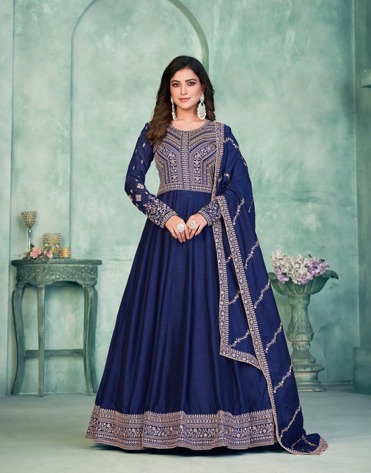 Robe bleue en soie artificielle avec broderie en zari et au fil